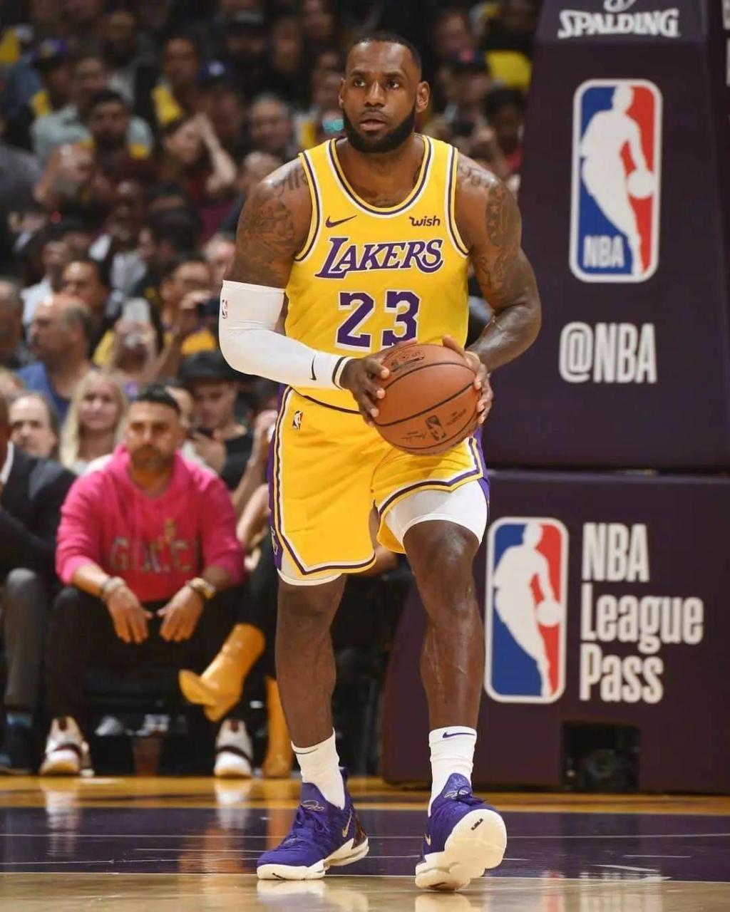 一人负责引 一人负责引